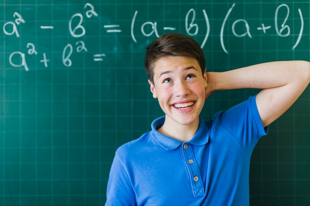 Foto gratuita studente con problemi nella matematica