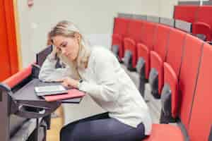 Free photo student woman reading tablet