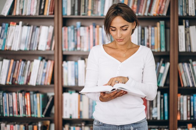 図書館で勉強している学生女性