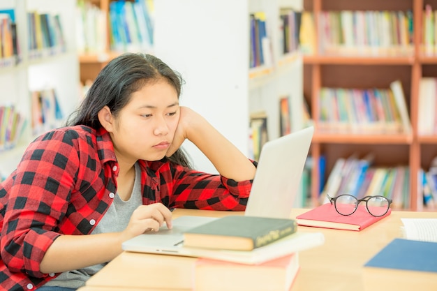 彼女のラップトップで働く学生