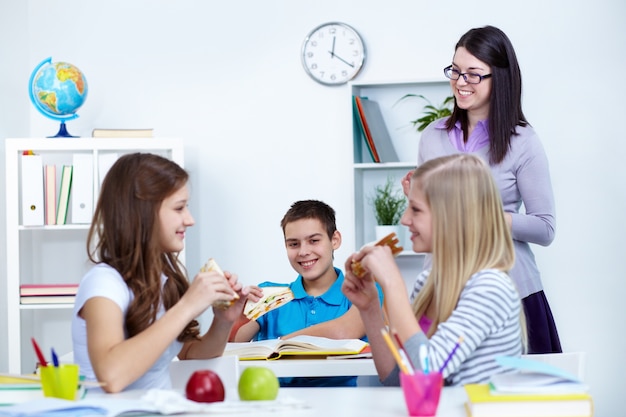 Free photo students eating in class