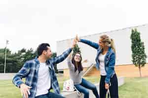 Foto gratuita gli studenti che danno cinque alti