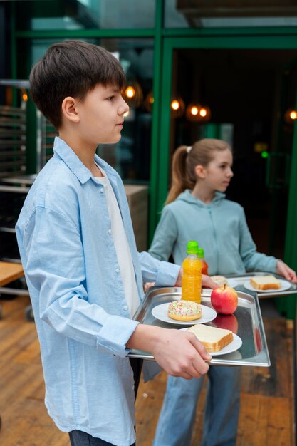 食堂で昼食をとっている学生