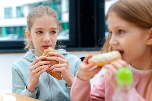 食堂で昼食をとっている学生