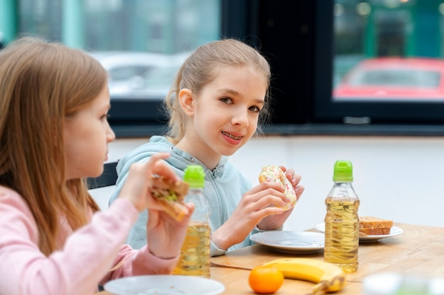 Foto gratuita studenti a pranzo in mensa