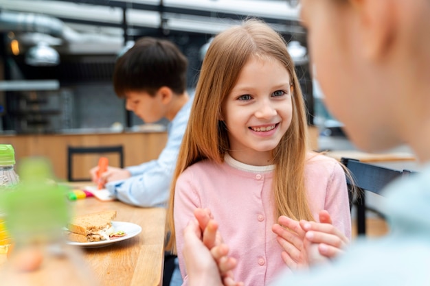 食堂で昼食をとっている学生