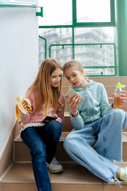 食堂の近くで昼食をとっている学生