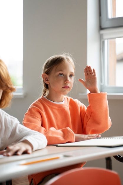 Studenti che imparano a scuola nella loro classe