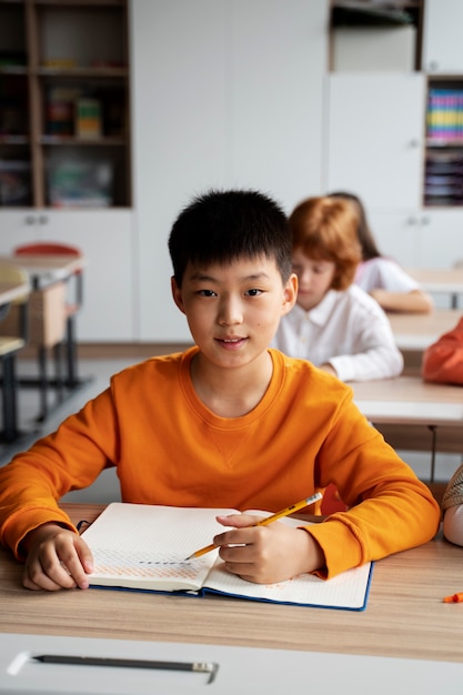 教室で学校で学ぶ学生