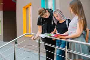 Foto gratuita studenti in posa con gli studi sul portico