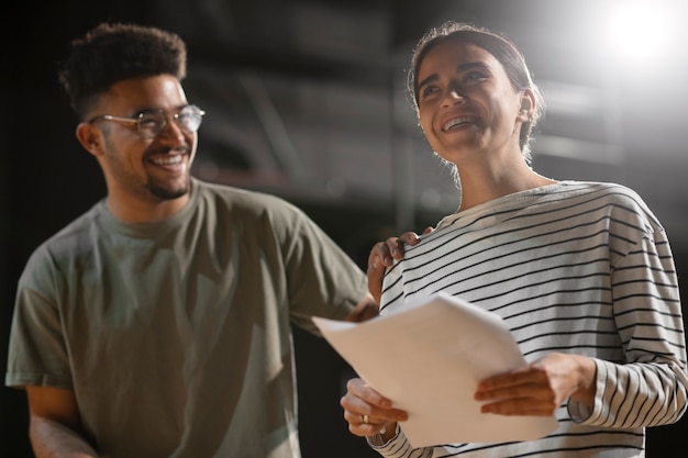 Foto gratuita studenti che si preparano per la lezione di teatro