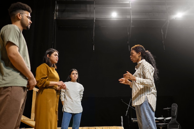 Foto gratuita studenti che si preparano per la lezione di teatro