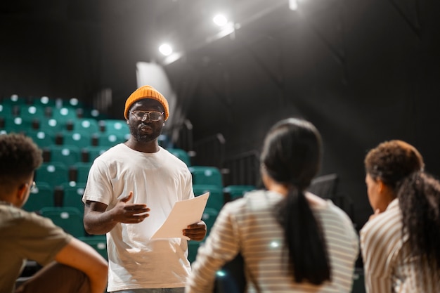 Foto gratuita studenti che si preparano per la lezione di teatro