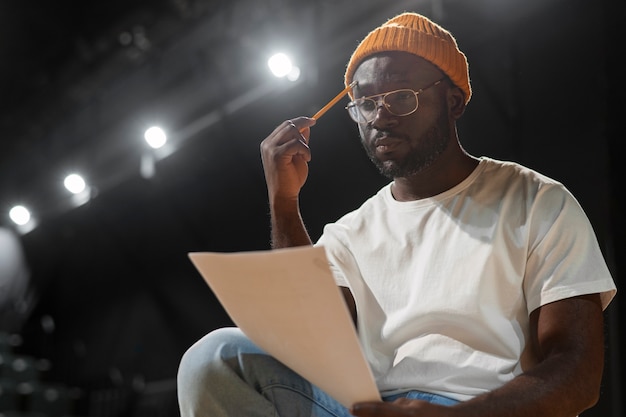 Foto gratuita studenti che si preparano per la lezione di teatro