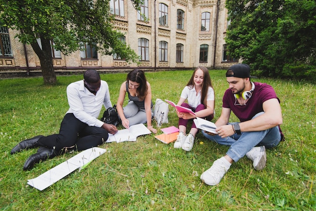 잔디밭 독서에 앉아있는 학생들
