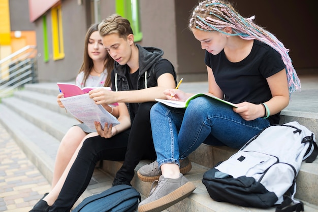 Foto gratuita studenti sulle scale dell'università