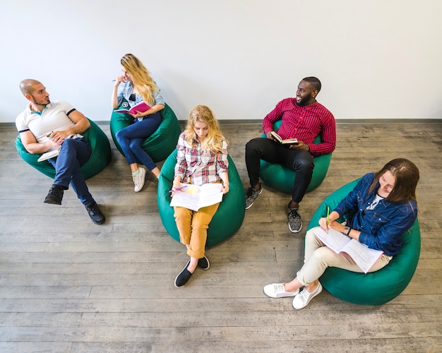 Foto gratuita studenti che studiano il materiale insieme