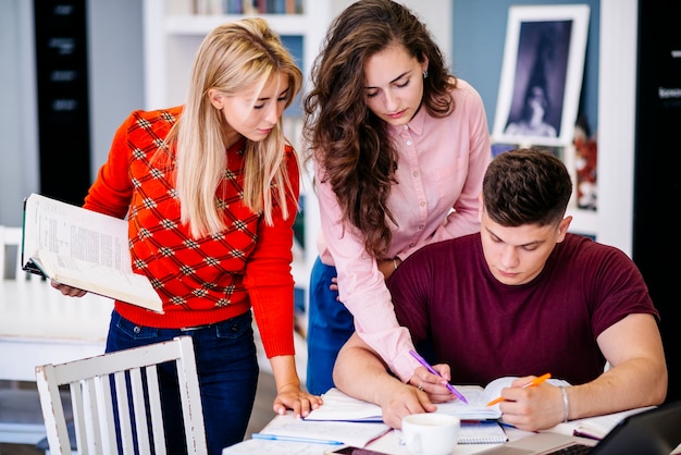 Foto gratuita studenti che studiano insieme