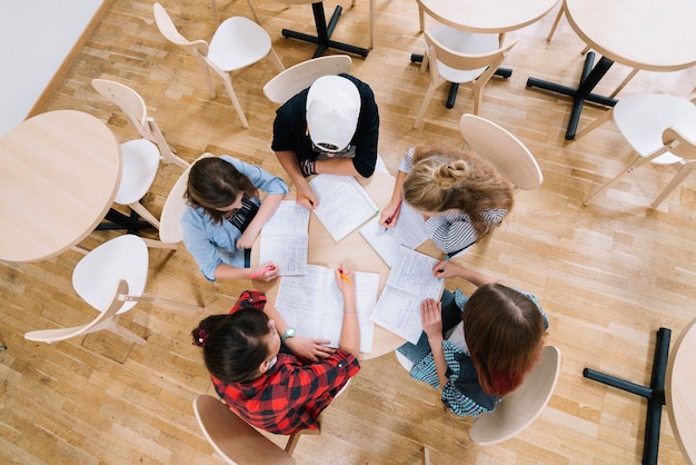 Studenti a tavola con appunti