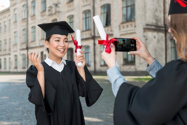 卒業時にお互いの写真を撮る学生