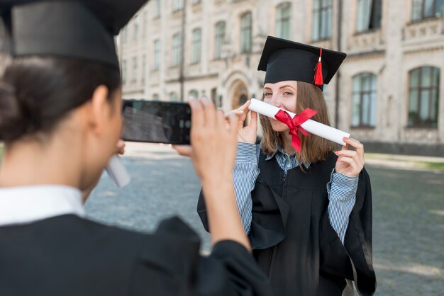 卒業時にお互いの写真を撮る学生