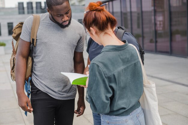 Foto gratuita studenti pensano su documenti