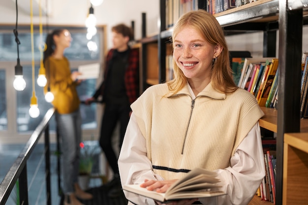 Foto gratuita studenti che lavorano in gruppo di studio