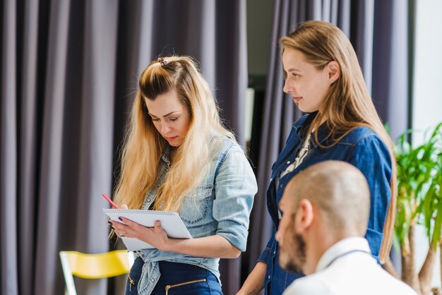 Foto gratuita studenti che lavorano con i materiali didattici