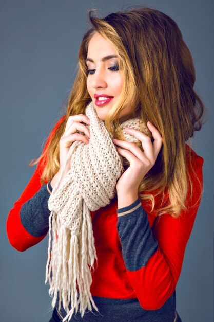밝은 캐시미어 스웨터, 큰 아늑한 스카프, 회색 배경을 입고 아름 다운 세련 된 아가씨 여자의 스튜디오 가을 겨울 패션 초상화.