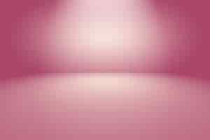 Foto gratuita studio background concept - astratto vuoto gradiente di luce viola sullo sfondo della stanza