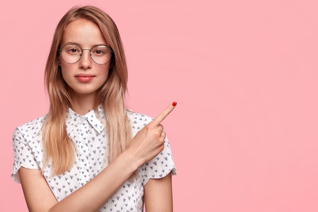 巧妙な表情を持つ魅力的な女子学生のスタジオポートレート