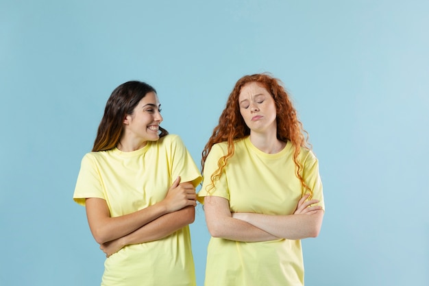 Foto gratuita ritratto in studio di belle donne