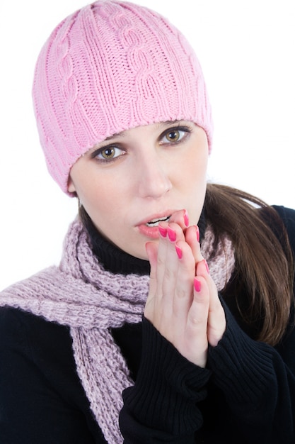 Foto gratuita studio ritratto di bella giovane donna in posa con il berretto di lana rosa