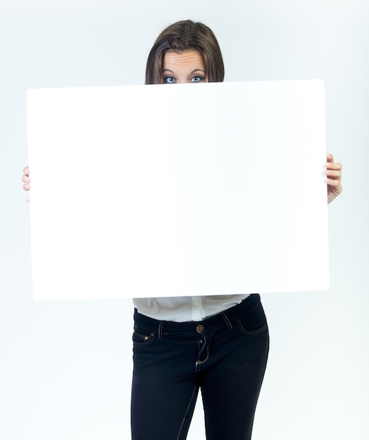 Free photo studio portrait of beautiful young woman posing with white screen