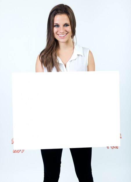 Студия Портрет красивая молодая женщина позирует с белым экраном