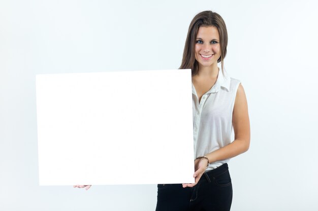 Студия Портрет красивая молодая женщина позирует с белым экраном