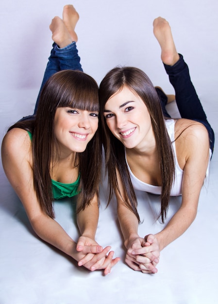 Free photo studio portrait of brunette sisters