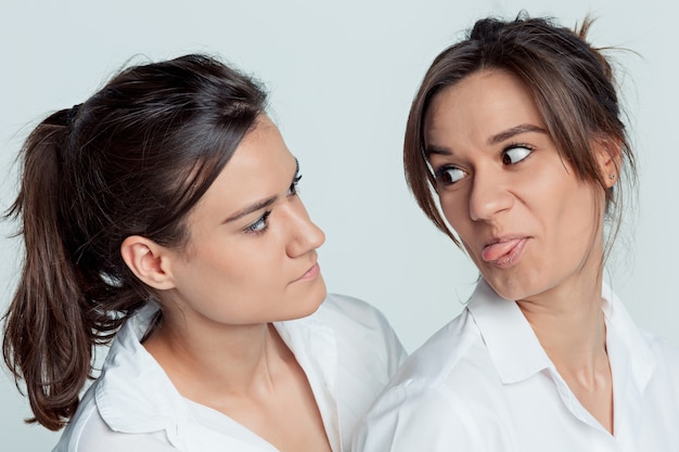 Free photo studio portrait of female twins