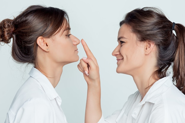 Free photo studio portrait of female twins