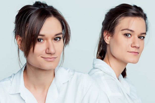 Студийный портрет женских близнецов
