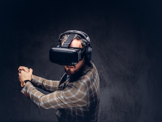 Free photo studio portrait of a man wearing virtual reality glasses on a da