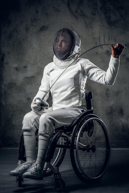 휠체어에 패럴림픽 여성 검객의 스튜디오 초상화.