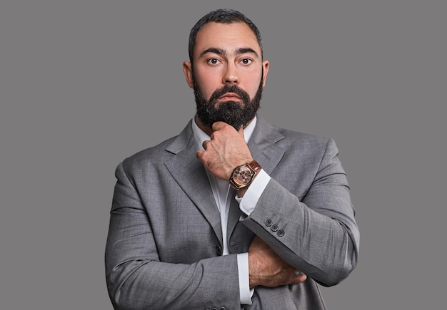 Free photo studio portrait of serious, bearded male dressed in a suit.