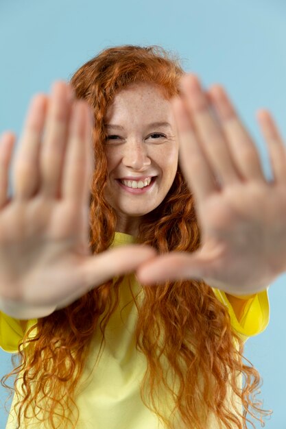 Ritratto in studio di una giovane donna con i capelli rossi