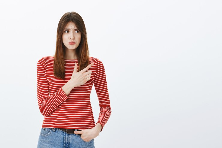 Free Photo studio shot of a brunette girl in casual outfit