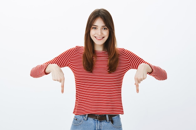 カジュアルな服装のブルネットの女の子のスタジオショット