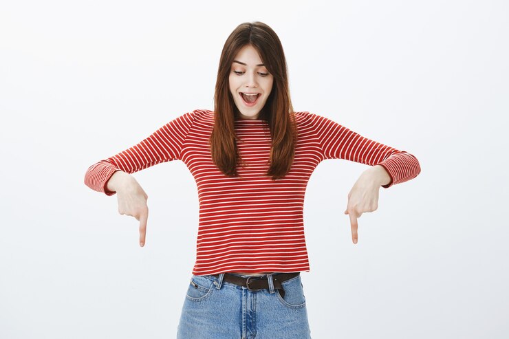無料Photo カジュアルな服装のブルネットの女の子のスタジオショット