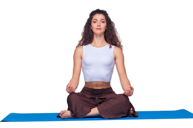 Бесплатное фото Студийный снимок молодой женщины, делающей упражнения йоги на белом
