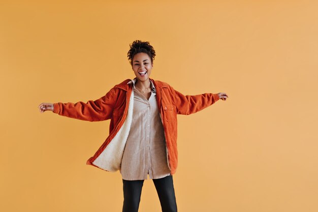 오렌지 스포츠 용 재킷을 입고 세련 된 여자의 스튜디오 샷