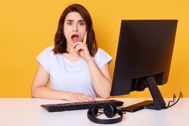 Free photo studio shot of woman in office isolated on yellow